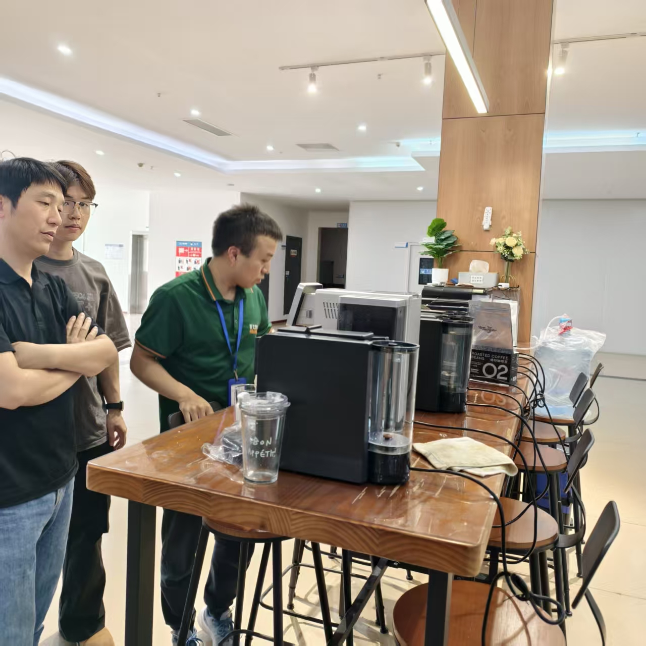 Aosom E-COMMERCE INC. Tale Jeneralin'ny Tang dia nitsidika an'i Seaver & nijery ny milina kafe mandeha ho azy tanteraka SV205
